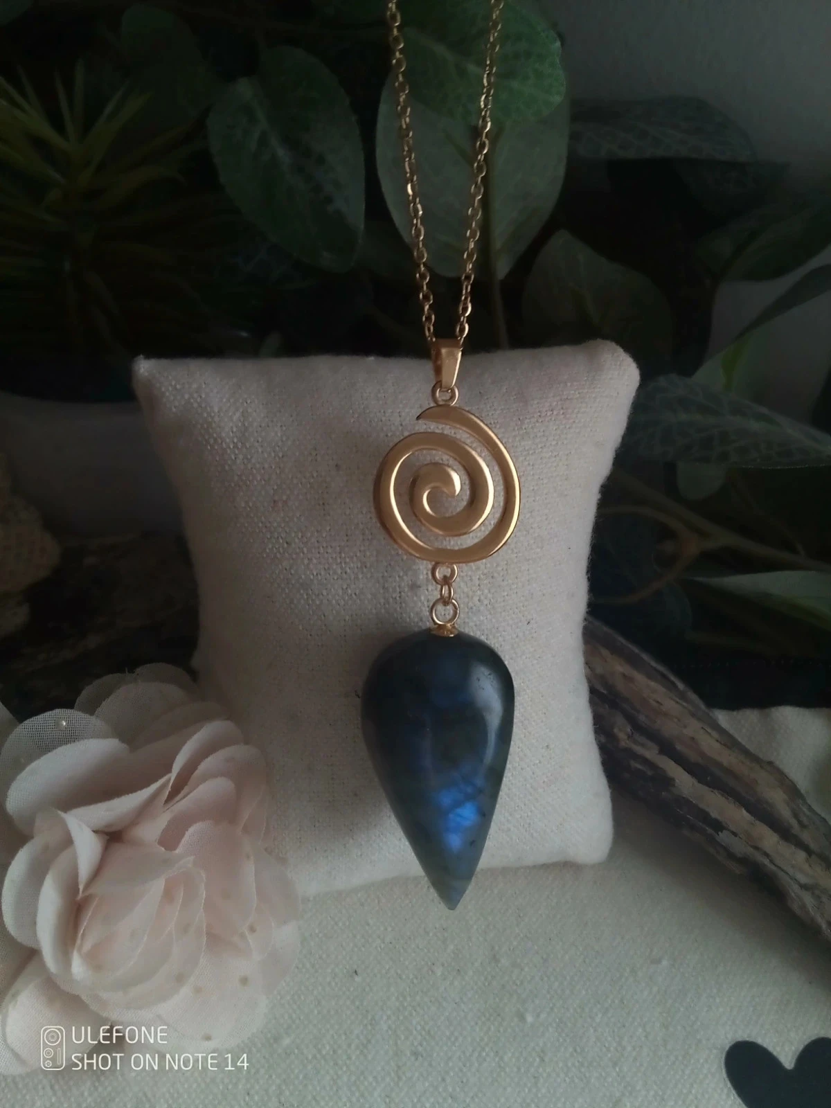 Collar bohemio de labradorita y espiral dorada – photo 3